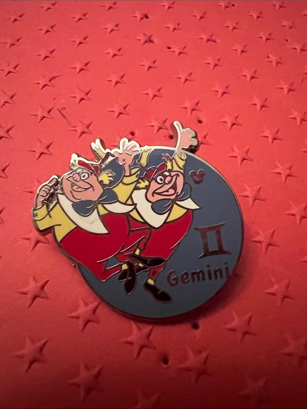 Disney Pin Alice in Wonderland Tweedledee Tweedledum Gemini Zodiac Hidden Mickey